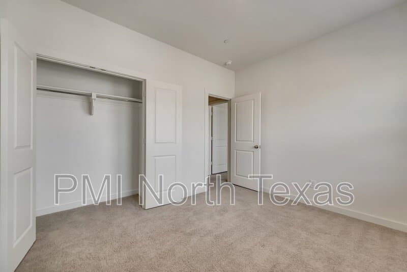 Little Elm House: 2709 Splendor Ln