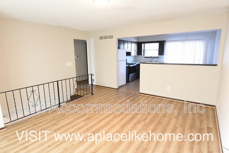Lee's Summit House: 1214 SE 3rd Ter, Apt B