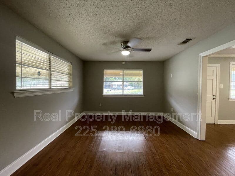 Baton Rouge House: 275 W Chalfont Dr.