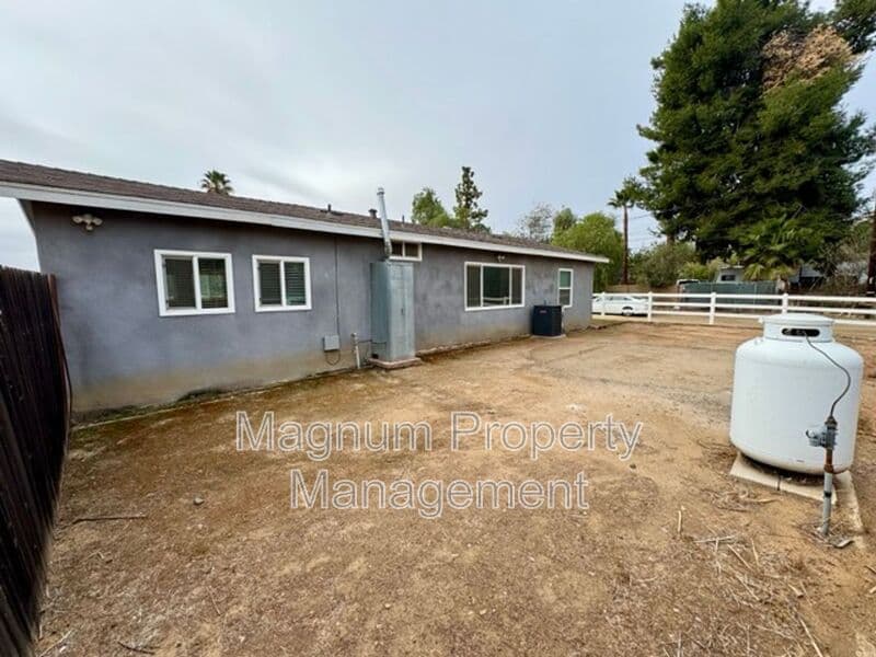 Perris House: 27300 Peach St