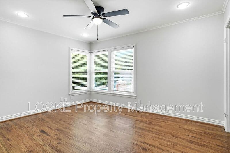 Fort Worth House: 3528 Rogers Ave