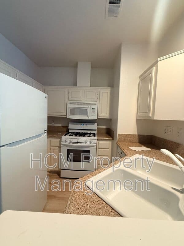 Anaheim House: 7776 E Portofino Ave