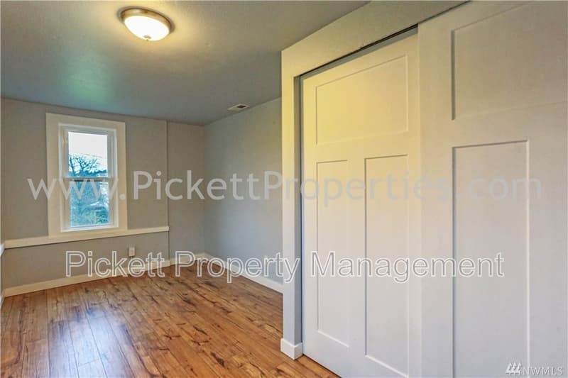 Bremerton House: 1120 Cogean Ave