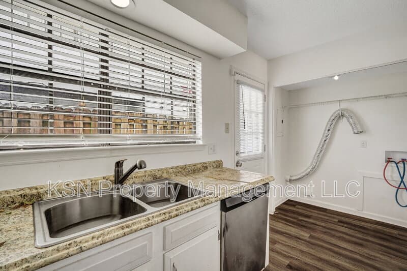 Savannah Townhome: 2220 East Victory Drive