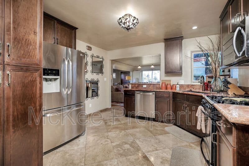 Coronado House: 900 E Avenue