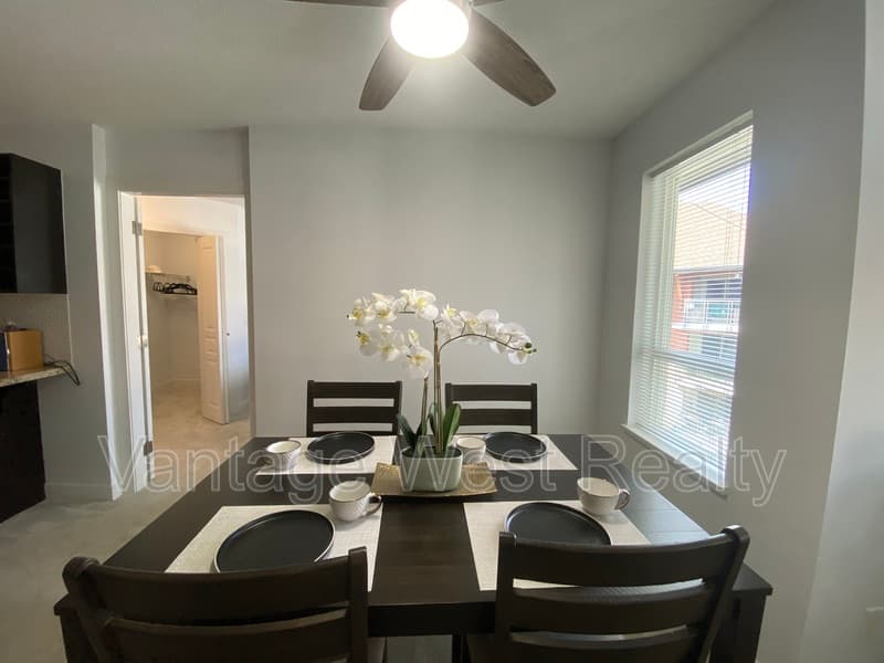 Kelowna Condo: 420-1083 Sunset Drive