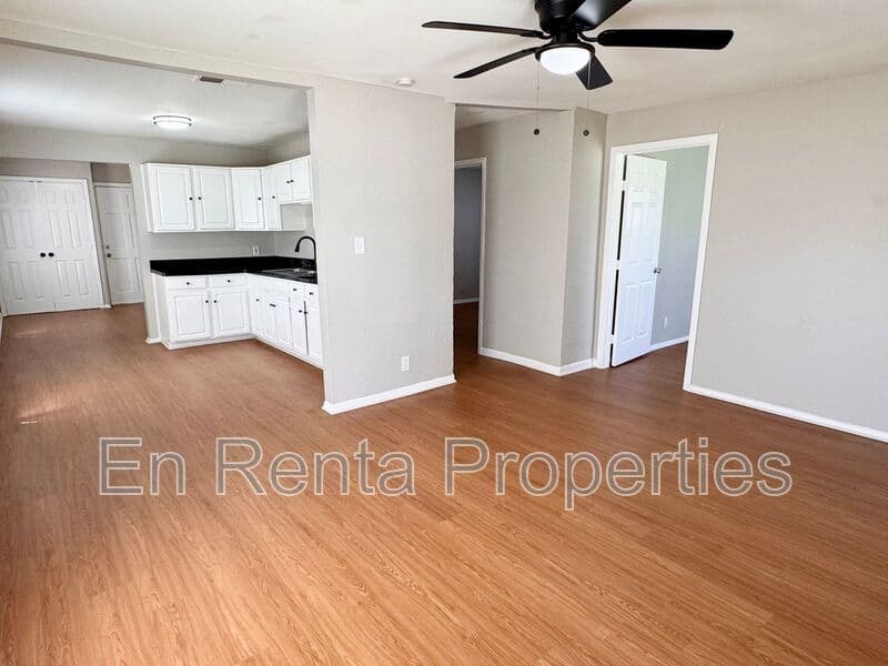Fort Worth House: 525 Hammond St.