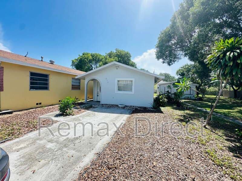 LAKE WORTH House: 218 NORTH D Street, Lake Worth Beach, FL 33460