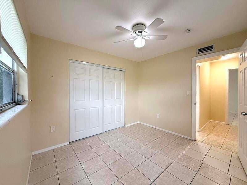 Fort Myers House: 2985 Saint Charles Street