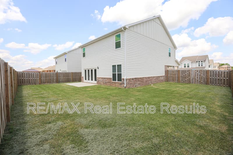Centerton House: 2011 Wildflower Dr