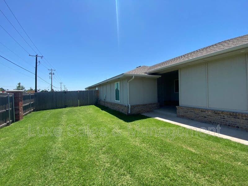 Okahoma City House: 8000 NW 110th Dr