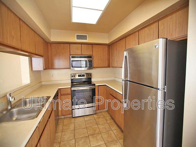 Peoria House: 8832 W Saint John Rd