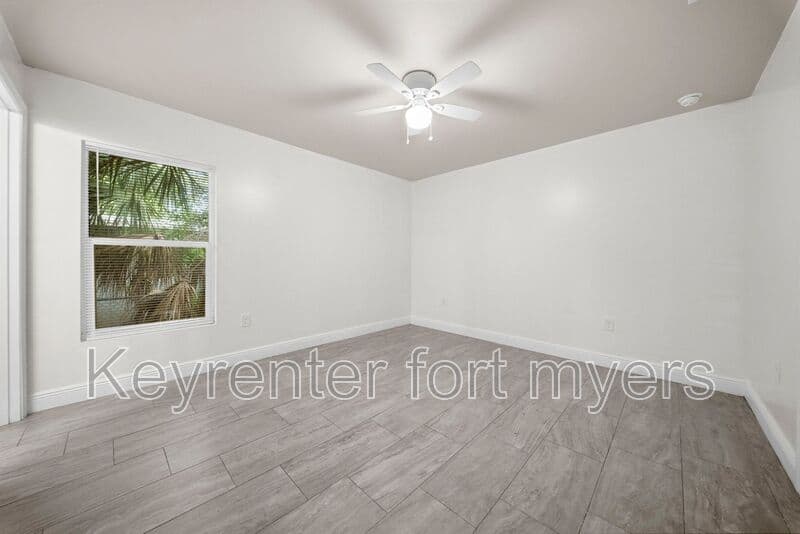Fort Myers House: 2405 MAPLE AVE