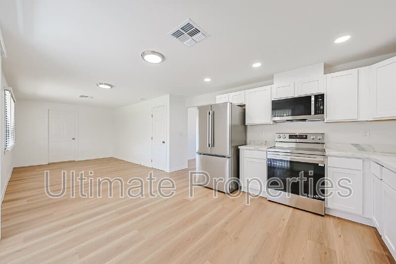 Phoenix House: 1619 W Pershing Ave