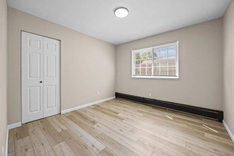 Bloomfield Apartment: 35 oakmount Avenue