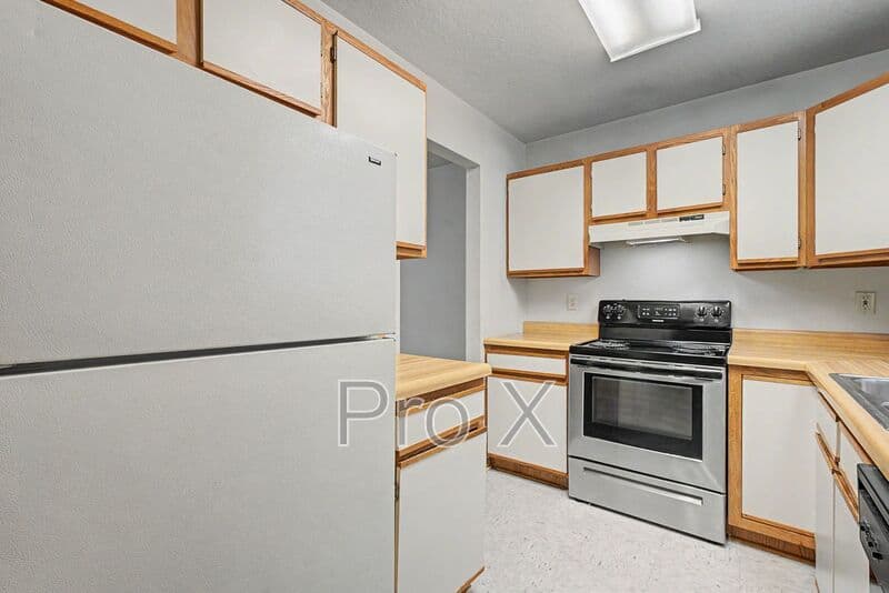 Fayetteville House: 1366 E Sequoyah Ct