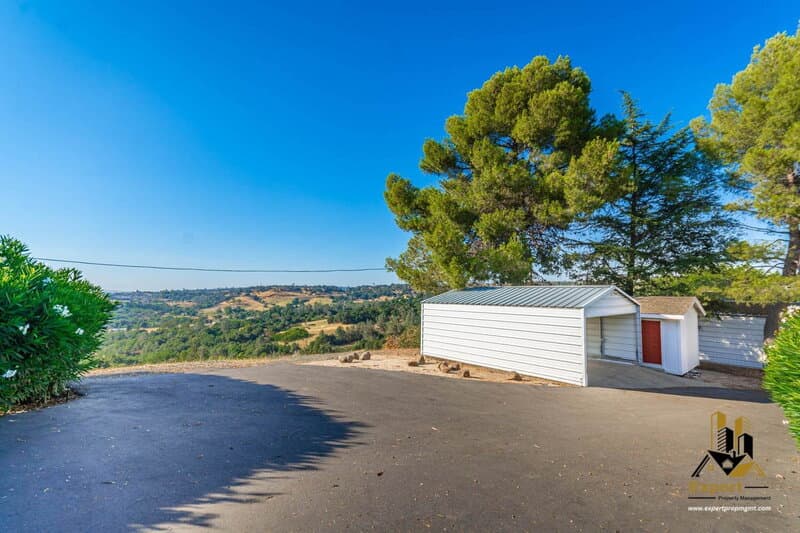 Newcastle House: 1811 Oak Terrace