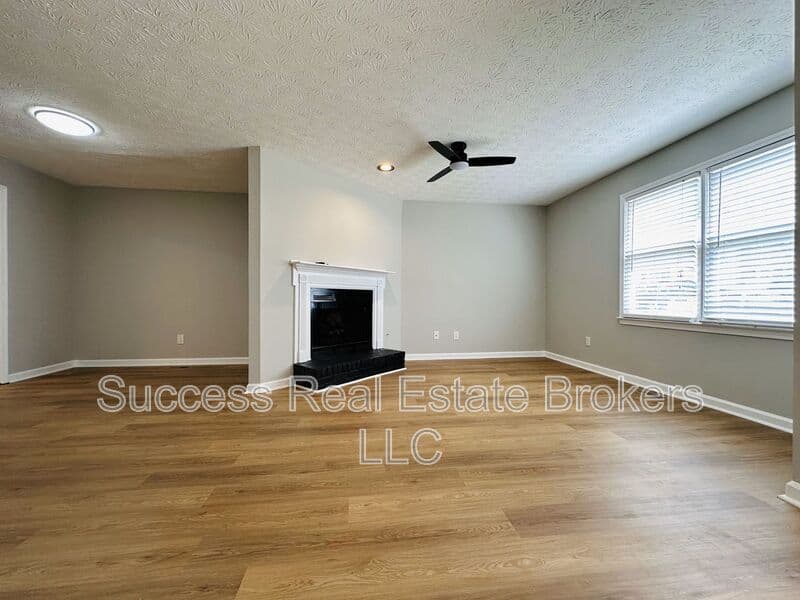 Kennesaw House: 1016 Kennesborough Rd NW