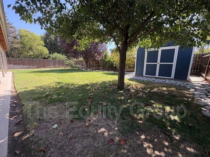 Visalia House: 2643 West Oakridge Ave