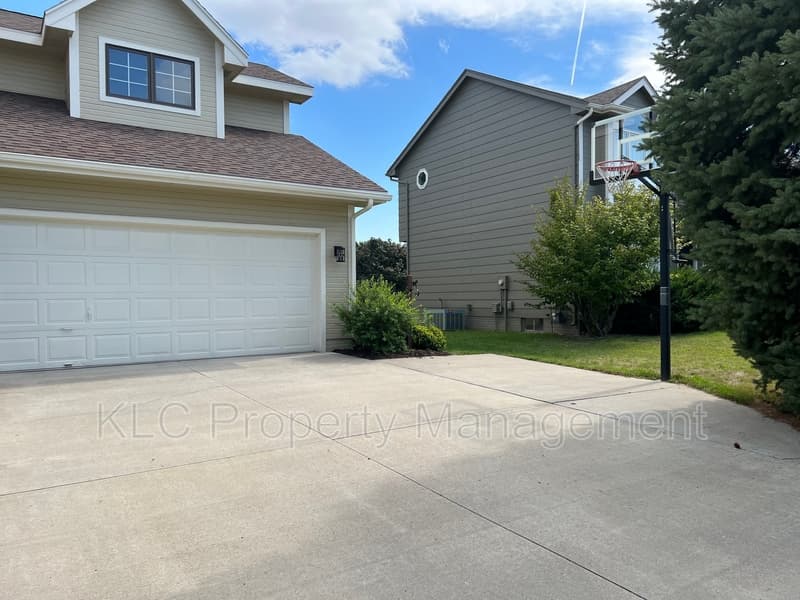 Clive House: 15104 Hawthorn Drive