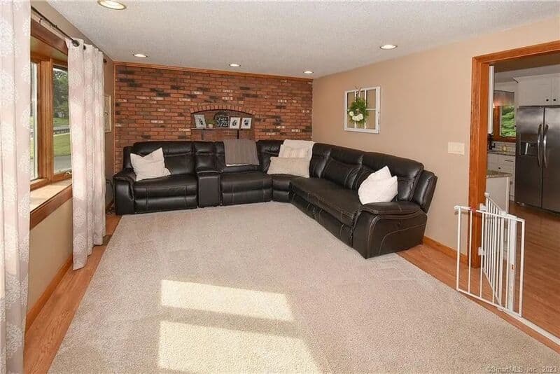 Enfield House: 281 Abbe Rd