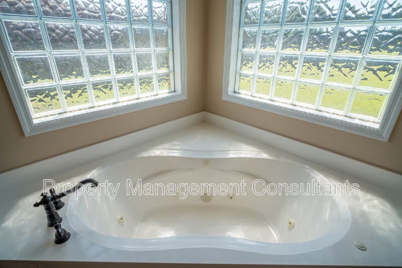 Madison House: 178 Sarah Jane Dr