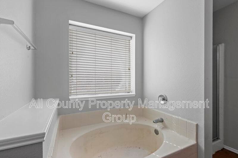 Fort Worth House: 813 Jockey Club Lane