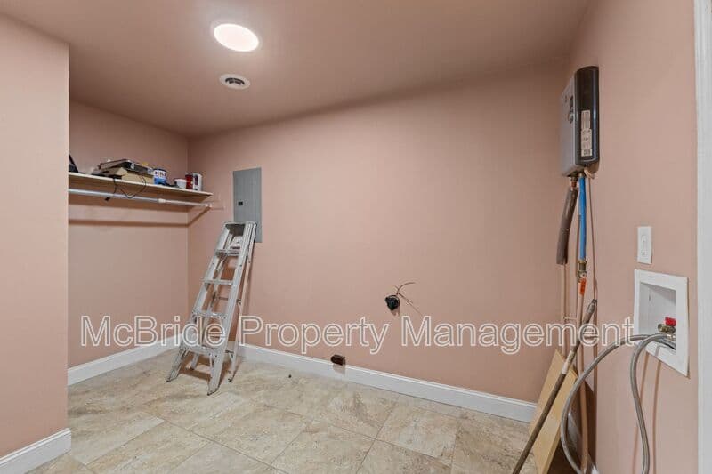 Augusta House: 2325 Cadden Road