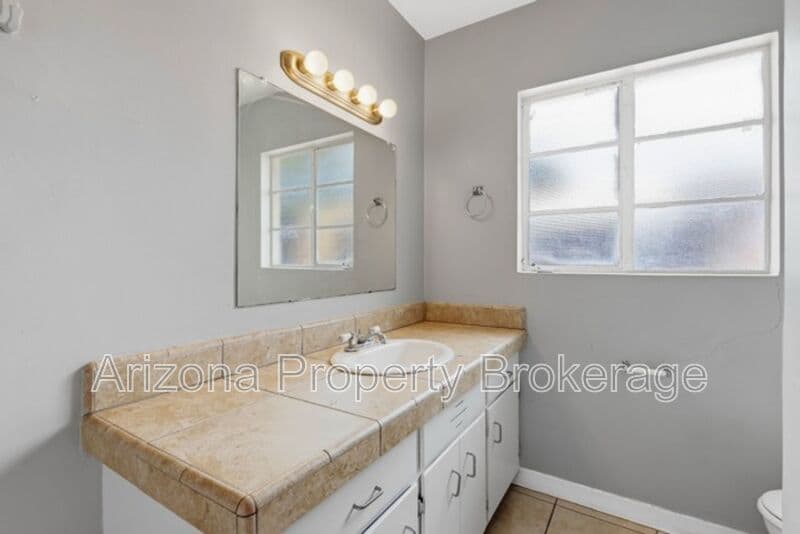 Phoenix House: 4640 E. Oak St.