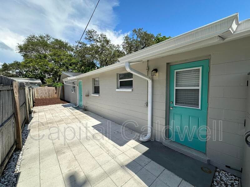 Dunedin House: 425 Milwaukee Ave