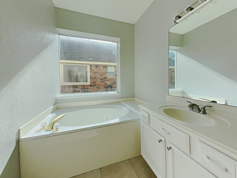 Houston House: 16102 Cutten Rd