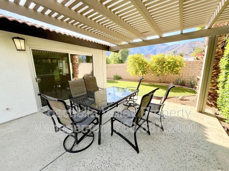 Palm Springs House: 372 W Dominguez Rd