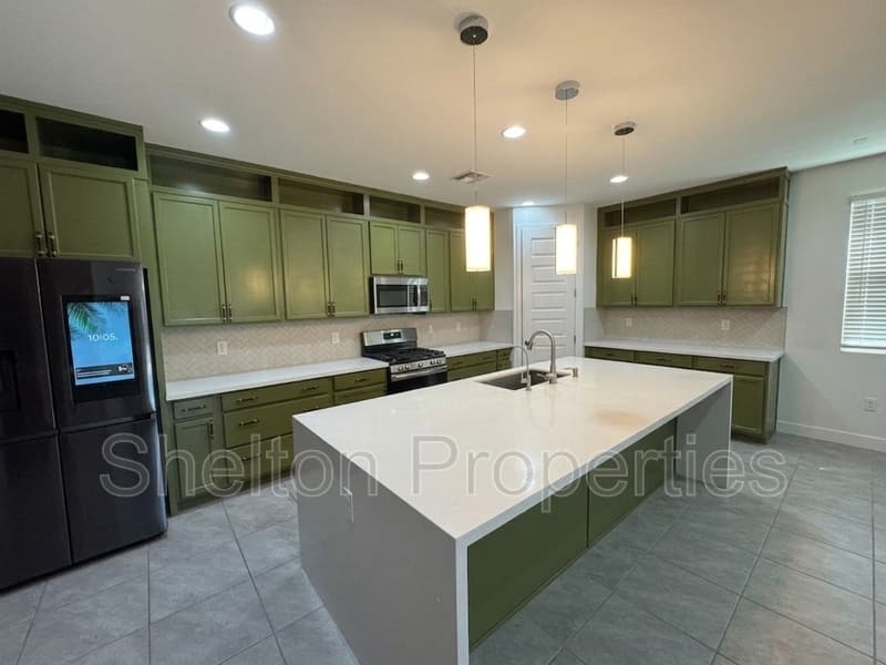 Avondale House: 10213 W Fairmount Ave