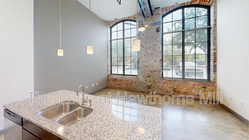 Charlotte Apartment: 1101 Hawthorne Ln