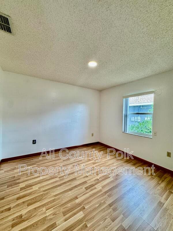 Lakeland House: 3919 Lehman Ct