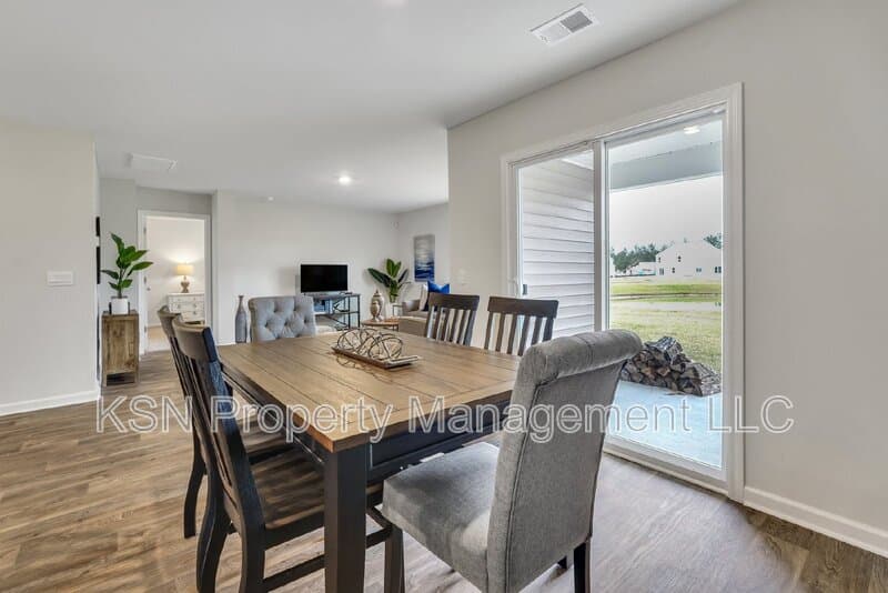 Bloomingdale House: 224 Skylark Rd