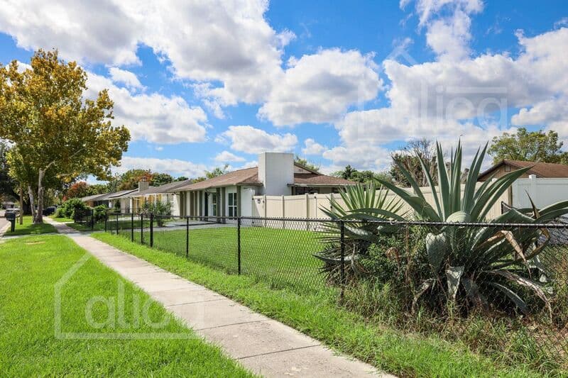Orlando House: 3810 Cedarwaxwing Ave