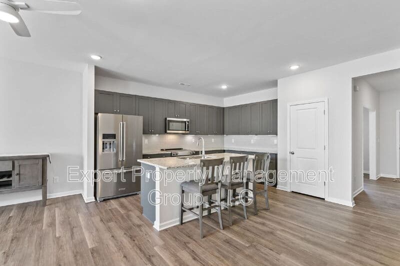 Four Oaks House: 482 Olivia Crossing Court