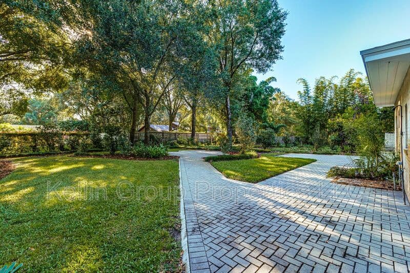 Lakeland House: 1203 Easton Dr