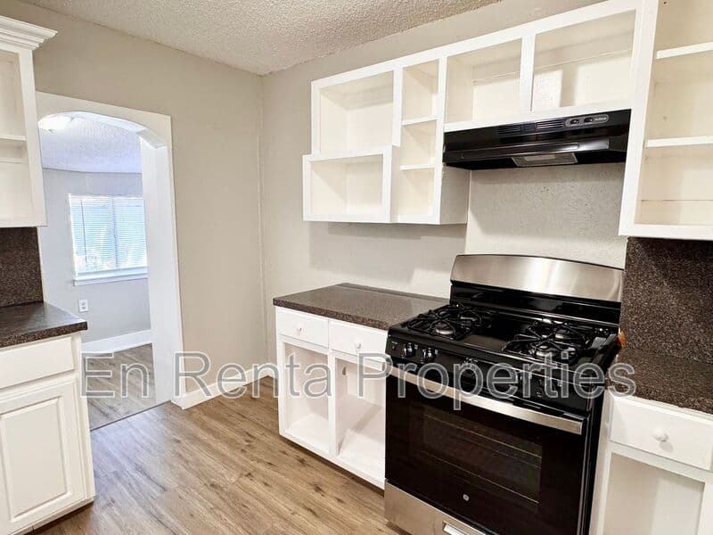 Ft Worth House: 716 W Broadus Ave.
