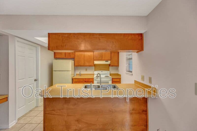 Summerville Townhome: 593 Travelers Blvd