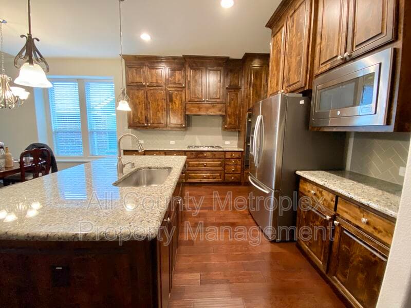 Carrollton House: 2332 Stallion Street