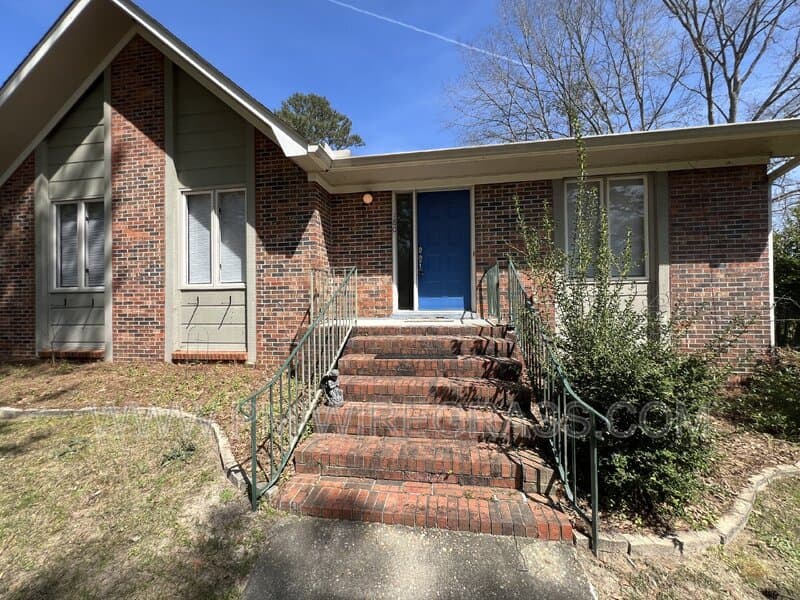 Ozark House: 180 Kings Ct