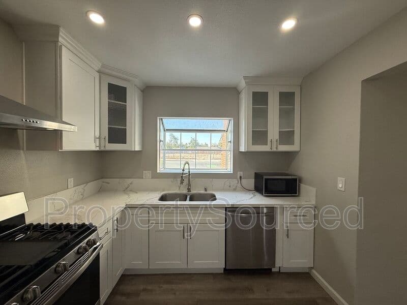 Manteca House: 807 W Yosemite