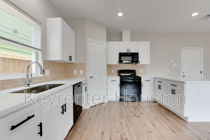 Houston House: 8203 Woodlyn Rd