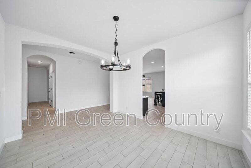 Collinsville House: 11806 N 131st E Ave