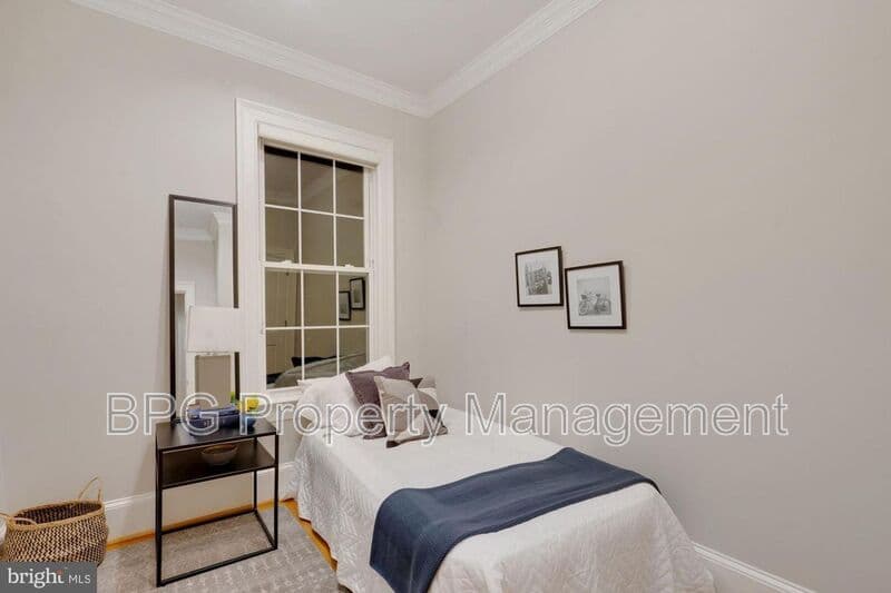 Washington House: 431 Manor PL NW