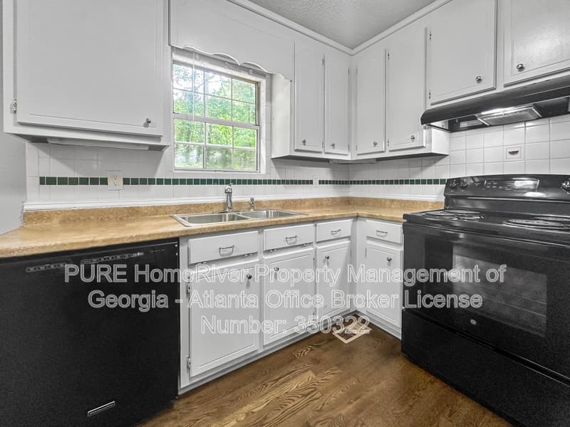 Acworth House: 555 Browning Cir