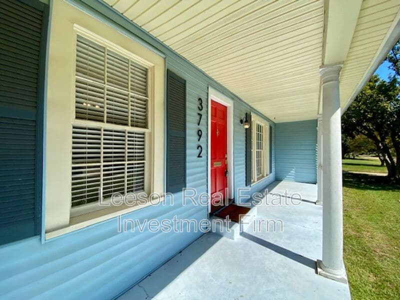 Shreveport House: 3792 Greenway Pl.