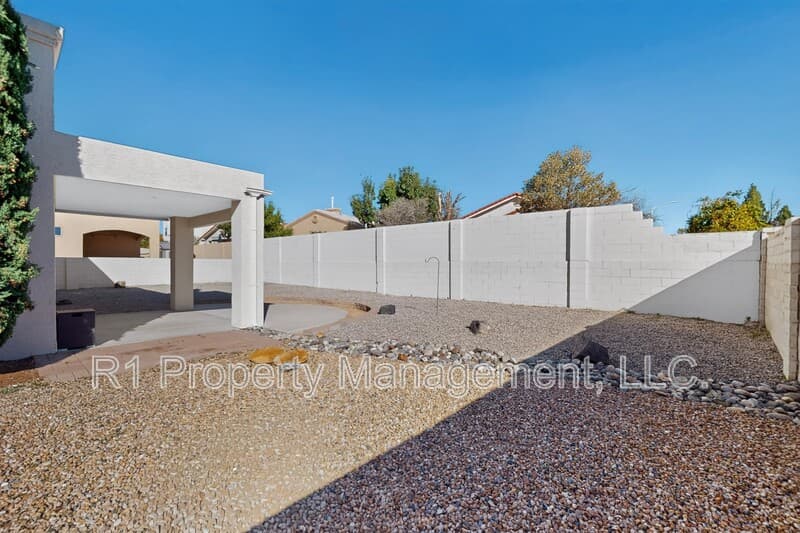 Rio Rancho House: 233 Nicklaus Drive Southeast